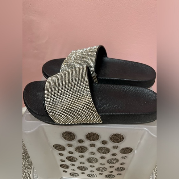 Super cute slide on shoes :) - Picture 3 of 7